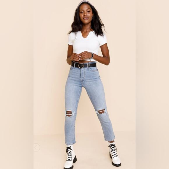 Levi's Women's Wedgie Straight Fit Distressed Knee Jeans Light Wash Size 30 - Picture 2 of 15